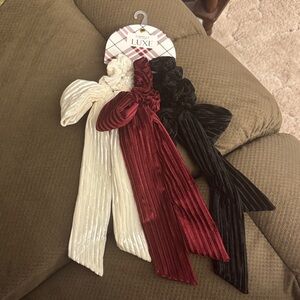 Capelli Luxe Pack of 3 Velvet Bow Scrunchies